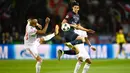 Penyerang Paris Saint-Germain, Edinson Cavani (tengah) mengekor pada peringkat kedua top scorer Ligue 1 Prancis dengan koleksi delapan gol. (AFP/Christophe Simon)