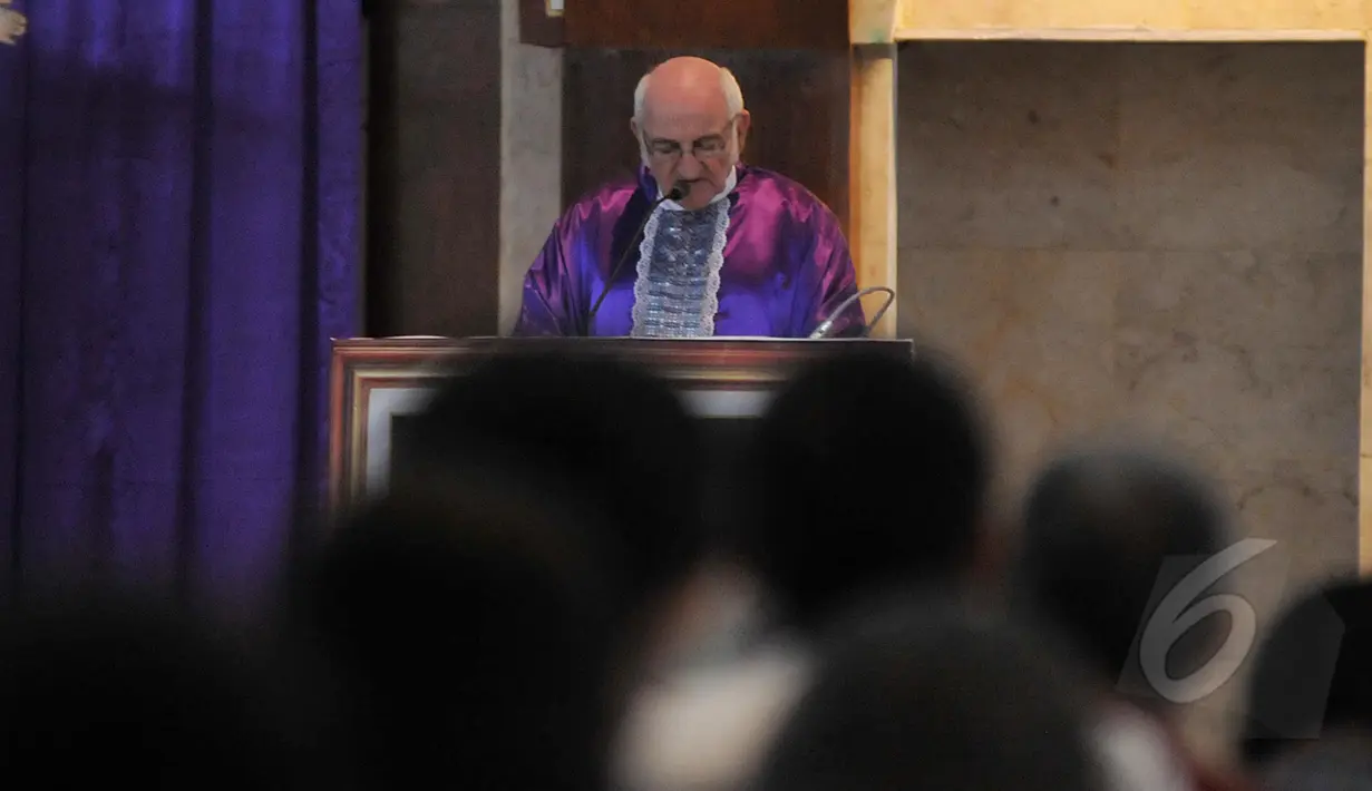 Romo Carolus, diminta menjadi pendamping terpidana mati, Rodrigo Gularte terpidana mati asal Brazil, Cilacap, Jawa Tengah, Minggu, (8/3/2015). (Liputan6.com/Johan Tallo)