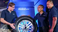 Country Director PT Michelin (kiri) dan Marketing adirector PTM saat peluncuran ban Michelin Primacy SUV di Kemayoran, Jakarta, Senin (1/2/2016). Michelin Indonesia hadirkan ban yang aman untuk pengguna SUV di Indonesia. (Liputan6.com/Yoppy Renato)