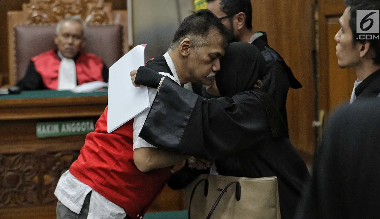 Terdakwa kasus penyalagunaan narkoba, Tio Pakusadewo memeluk kuasa hukumnya saat sidang lanjutan di PN Jakarta Selatan, Kamis (12/7). Sidang beragendakan pembacaan duplik atas replik dari JPU pekan lalu. (Liputan6.com/Faizal Fanani)