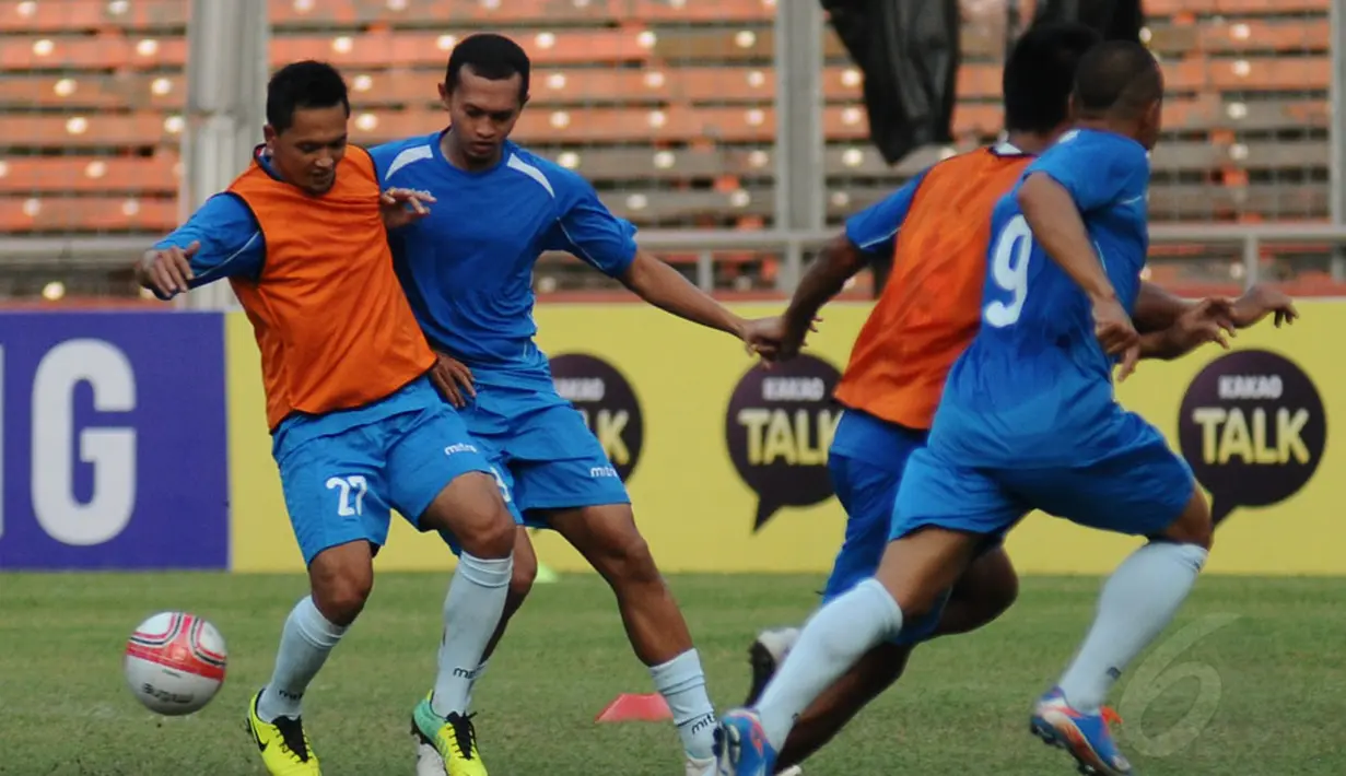 Ngurah Wahyu (kedua dari kiri) mencoba menahan laju Rahmad Afandi saat berlatih bersama Indonesia All Star di stadion GBK Jakarta, (1/6/2014). (Liputan6.com/Helmi Fithriansyah)