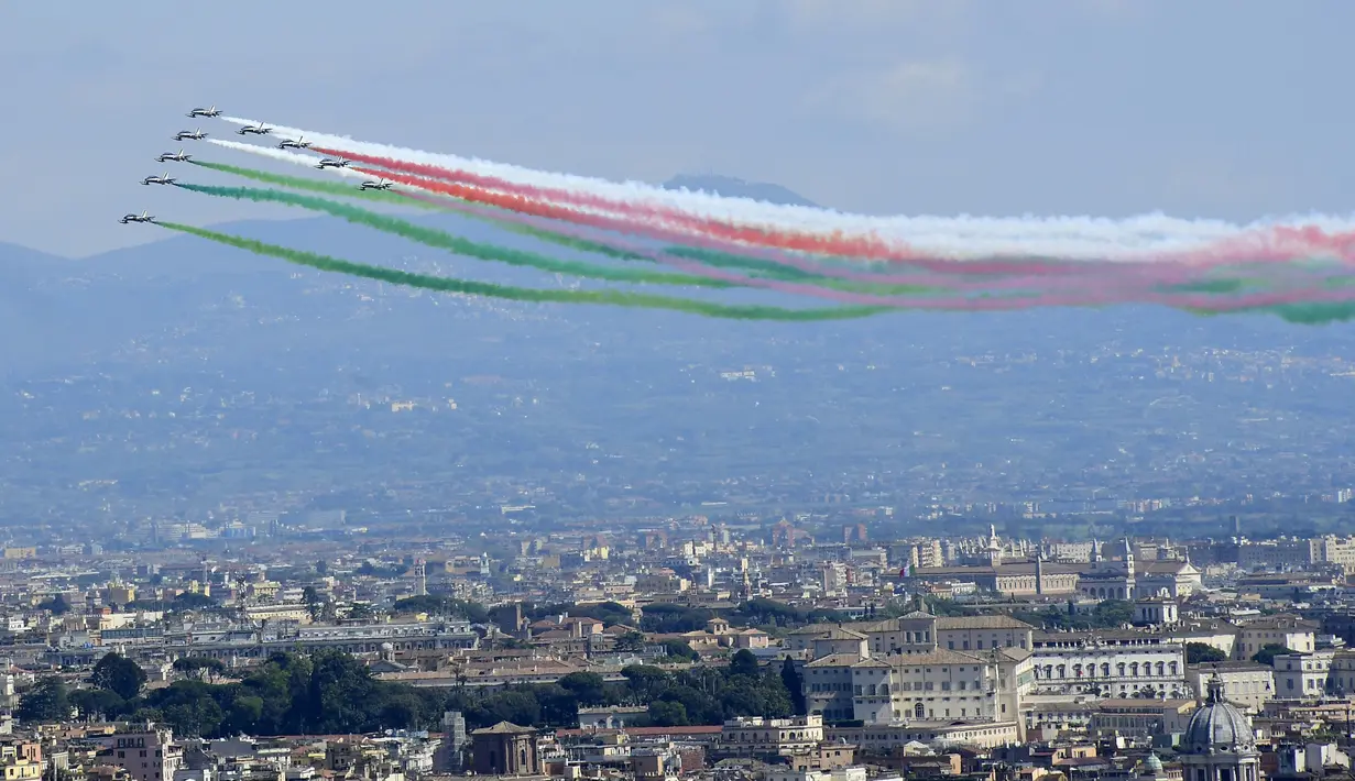 Tim aerobatik Italia Frecce Tricolori menampilkan pertunjukan dalam upacara peringatan Hari Pembebasan Italia di Roma, Italia, Sabtu (25/4/2020). Italia memperingati Hari Pembebasan ke-75 dengan cara yang paling tidak biasa karena digelar di masa pandemi virus corona COVID-19. (Xinhua)