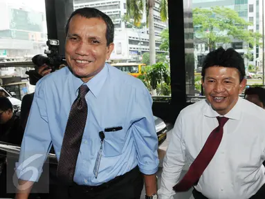 Kabareskrim Polri, Irjen Ari Dono Sukmanto (kanan) saat tiba di gedung Komisi Pemberantasan Korupsi (KPK), Jakarta, Senin (18/7) . Menurut kabar, kedatangannya hanya untuk bersilahturahmi dengan Pimpinan KPK. (Liputan6.com/Helmi Afandi)