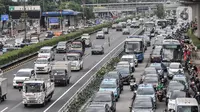 Kepadatan kendaraan saat jam kerja di Jalan MT Haryono, Jakarta, Kamis (27/10/2022). Pemerintah Provinsi (Pemprov) DKI Jakarta akan menggelar uji coba publik pengaturan jam kerja untuk mengatasi kemacetan. Kepala Dinas Perhubungan DKI Jakarta Syafrin Lupito mengatakan uji publik tersebut paling lama dilakukan pada pekan depan. (merdeka.com/Iqbal S. Nugroho)