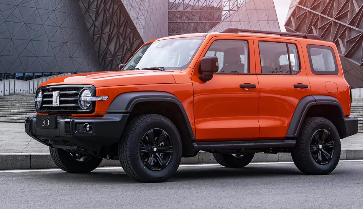 GMW Tank 300 ini memiliki desain gabungan antara Ford Bronco dan Jeep Wrangler. Mobil ini nantinya akan berada di kelas yang sama dengan Mitsubishi Pajero Sport dan Toyota Fortuner. Namun, berbeda dengan calon lawannya yang mengedepankan diesel, ia akan mengusung mesin 2.000cc 4-silinder turbo yang mampu memproduksi tenaga mencapai 227 PS serta torsi 387 Nm. Tenaga tersebut disalurkan ke keempat roda dengan pilihan 2H, 4H, dan 4L melalui transmisi 8-speed AT. Di Australia ia dibanderol dengan harga mulai dari Rp546 jutaan hingga Rp595 jutaan saja.(Source: autobuzz.my)