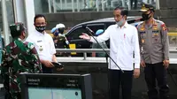 Presiden Joko Widodo berbincang dengan Panglima TNI Marsekal Hadi Tjahjanto, Kapolri Jenderal Pol Idham Aziz dan Gubernur DKI Anies Baswedan usai meninjau kesiapan penerapan prosedur standar New Normal di Stasiun MRT Bundaran HI, Jakarta, Selasa (26/5/2020). (Tribunnews/Irwan Rismawan/Pool)