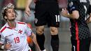Pemain Kroasia Luka Modric (tengah) menyundul bola melewati pemain Malta Bjorn Kristensen (kiri) pada pertandingan Grup H kualifikasi Piala Dunia 2022 di Stadion Rujevica, Rijeka, Kroasia, Selasa (30/3/2021). (Denis LOVROVIC/AFP)