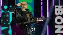 Tidak hanya Agnez Mo, musisi legendaris Iwan Fals juga berhasil membuat seisi panggung Konser Raya 31 Tahun Indosiar Luar Biasa bergemuruh. Tampak dalam foto, Iwan Fals saat tampil pada Konser Raya 31 Tahun Indosiar Luar Biasa hari kedua di Studio 6 Emtek City, Daan Mogot, Jakarta, pada Minggu (11/1/2026) malam. (KapanLagi.com/Budy Santoso)