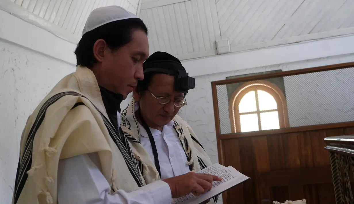 Sejumlah Yahudi Indonesia berdoa di Sinagoge Shaar Hasyamayim, Tondano, Sulawesi Utara, Senin (4/3). Sebagian besar Yahudi Indonesia tinggal di sudut terpencil Tanah Air. (Ronny Adolof Buol/AFP)