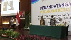 Direktur Utama PT. Baja Titian Utama Budi Hartono, Direktur Utama PT PII Muhammad Wahid Sutopo dan Dirjen Bina Marga Kementerian PUPR Hedy Rahadian disaksikan Menteri PUPR Mochamad Basoeki Hadimoeljono saat penandatanganan di Jakarta, Senin (6/12/2021). (Liputan6.com/HO/Dodi)