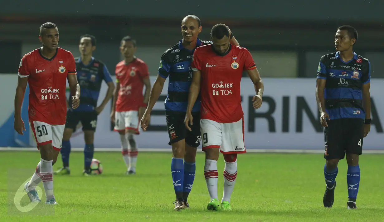Penyerang Madura United, Peter O Odemwingie (tengah) bersama pemain Persija, Luiz Carlos saat laga lanjutan Liga 1 di Stadion Patriot Candrabhaga, Bekasi, Kamis (4/5). Persija kalah 0-1 dari Madura United. (Liputan6.com/Helmi Fithriansyah)