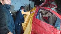Tiga orang tewas saat sebuah mobil Brio merah dengan nomor polisi L 1120 QC tertabrak kereta api di Surabaya. (Dian Kurniawan/Liputan6.com).