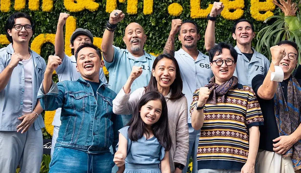 Ini adalah potret kompak para pemain saat acara konferensi pers jelang penayangan film Miracle In Cell No. 7 di bioskop. Totalitas para pemain, terutama Vino G. Bastian banjir pujian dari publik. Tak hanya dari masyarakat Indonesia, film yang telah tayang serentak di bioskop pada 8 September 2022 ini juga dipuji oleh produser dan sutradara film aslinya. (Liputan6.com/IG/@falconpictures_)