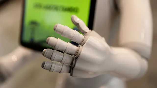 Robot di Italia Gantikan Peran Sales Mobil hingga Pelayan Restoran