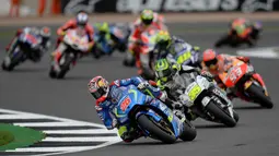 Pebalap Suzuki, Maverick Vinales (25), memimpin balapan MotoGP Inggris yang digelar di Sirkuit Silverstone, Inggris, Minggu (4/9/2016). (AFP/Oli Scarff)
