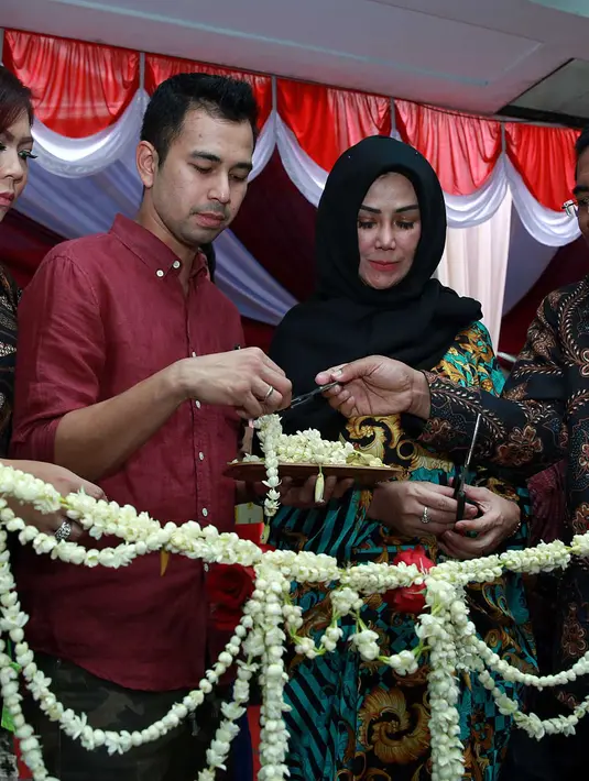 Sebagai seorang ibu, Amy Qanita merasa bersyukur ketika sang anak masih memikirkan hari tuanya dengan memberikan hadiah berupa klinik kecantikan. (Deki Prayoga/Bintang.com)