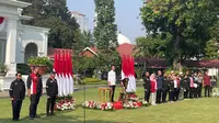 Presiden Jokowi saat menerima atlet dan pelatih Olimpiade Paris di halaman Istana Merdeka, Jakarta, Kamis (15/8/2024). (Liputan6.com/Lizsa Egeham)