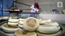 Tumpukan kue bulan terlihat di Industri Rumahan Kue Bulan Putri Lauw, Pondok Sentul, Ciater, Tangerang Selatan, Selasa (10/11/2020). Pada masa pandemi sekarang, produksi kue tradisional khas Tionghoa tersebut menurun sesuai pesanan pembeli. (merdeka.com/Dwi Narwoko)