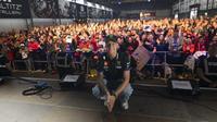 Fabio Quartararo saat bertemu fans di acara promosi MotoGP Jerman 2025. (X/Monster Energy Yamaha MotoGP)