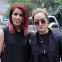 "Dari awal emang ngos-ngosan membangun berdua. Jadi aku ga mau gitu aja meninggalkan EMMA. Kita genrenya pop rock, meskipun berdua tapi kita tetap diiringi band," ucap Sheila. (Deki Prayoga/Bintang.com)