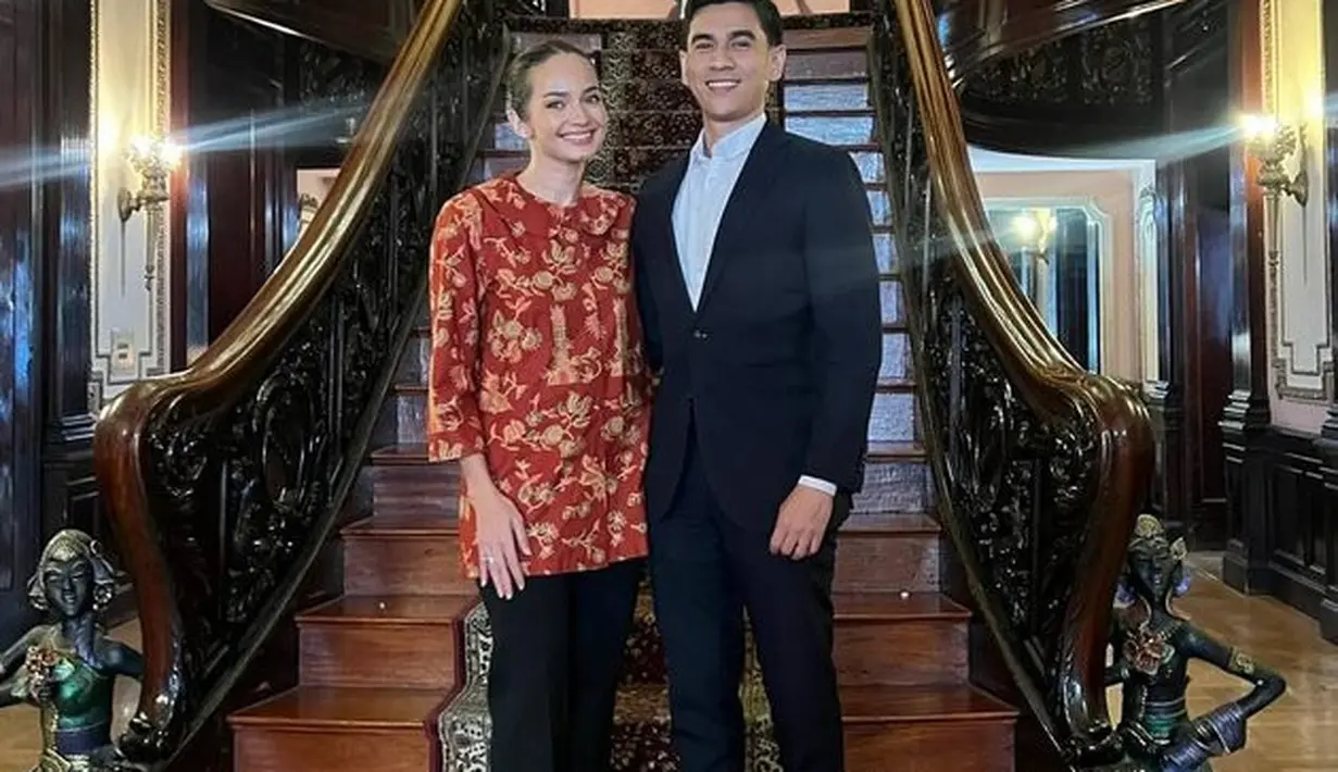 <p>Ini potret Enzy saat mendampingi Maulana Kasetra di KBRI. Enzy tampak mengenakan seragam ibu-ibu Dharma Wanita di KBRI Washington. [Foto: instagram.com/enzystoria]</p>