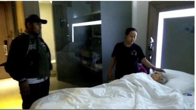 Bikin Haru, Ini 6 Momen Rano Karno Bantu Evakuasi Mak Nyak saat Banjir Jakarta