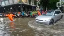 Guyuran hujan lebat menyebabkan kawasan Jalan Kemang Raya terendam banjir, pada Kamis sore. (merdeka.com/Arie Basuki)
