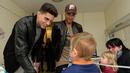 Pemain Barcelona, Marc Bartra (kiri) dan Neymar berbincang dengan salah satu pasien anak saat melakukan kunjungan amal di Rumah Sakit Vall d' Hebron, Barcelona, Senin (4/1/2016). (AFP PHOTO / Josep LAGO)