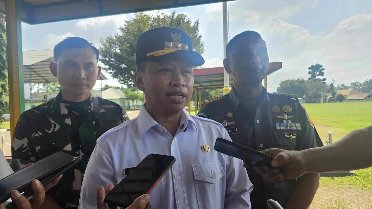 Wali Kota Depok, Supian Suri saat melakukan pengecekan lokasi pendidikan karakter di Markas Divisi 1 Kostrad, Depok. (Liputan6.com/Dicky Agung Prihanto)