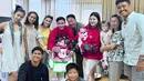 Mertua, Ibunda, hingga saudara ipar Felicya Angelista datang menjenguk Felicya Angelista usai lahiran. Dalam foto tersebut Feli sudah terlihat pulih dan bisa berdiri foto bareng keluarga. Hadirnya Baby Zefanya menambah kebahagiaan baru, wajah berseri anggota keluarga Feli dan Hito terpancar jelas. (Liputan6.com/IG/@claragaby)
