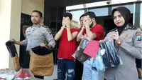 Unit Resmob Polrestabes Surabaya menangkap dua Warga Negara Asing (WNA) asal Aljazair, yang nekat melakukan pencurian di Tunjungan Plaza Surabaya. (Suarasurabaya.net)