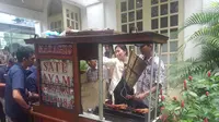 Gerobak sate ayam yang dipesan Presiden Jokowi untuk menu makan siang para menteri dan wartawan di Istana Bogor, Rabu (4/1/2017). (Liputan6.com/Ahmad Romadoni)