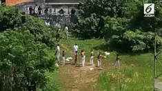 Para siswa SMP diminta membuka seragam dan kemudian dijemur. Menurut saksi mata, tindak kekerasan juga dialami siswa SMP.