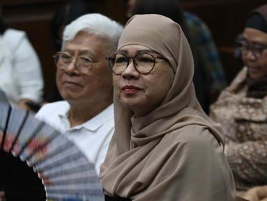 Terdakwa kasus dugaan korupsi pengadaan gas alam cair atau liquefied natural gas (LNG) di Pertamina pada tahun 2011-2014, Galaila Karen Kardinah alias Karen Agustiawan sesaat sebelum menjalani sidang lanjutan di Pengadilan Tindak Pidana Korupsi (Tipikor), Jakarta, Kamis (16/5/2024). (Liputan6.com/Herman Zakharia)