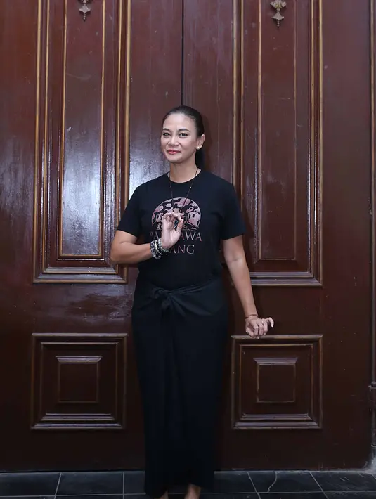 Hingga kini, istri Anjasmara itu belum memiliki niat balik lagi ke sinteron. Meski demikian, saat waktunya tepat Dian Nitami juga tidak menampik jika ada tawaran lagi. (Nurwahyunan/Bintang.com)