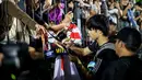 <p>Pemain Timnas Jepang, Kaoru Mitoma memberikan tanda tangan kepada para masyarakat setelah sesi latihan menjelang laga lanjutan putaran ketiga Kualifikasi Piala Dunia 2026 melawan Timnas Indonesia di Lapangan A, Kompleks Stadion Utama Gelora Bung Karno (SUGBK), Senayan, Jakarta, Rabu (13/11/2024). (Bola.com/Bagaskara Lazuardi)</p>