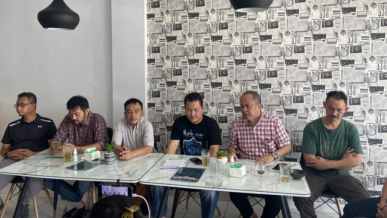 Warga memprotes keberadaan lampu merah CBD Cibubur yang diduga menjadi pemicu kecelakaan maut truk tangki Pertamina