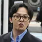 G-Dragon Bigbang tiba di kantor polisi Nonhyeon, Incheon, Korea Selatan pada Senin 6 November 2023. (AP Photo/Ahn Young-joon)