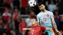 Pemain Republik Ceska, Tomas Necid (kiri) berduel dengan pemain Turkey,  Mehmet Topal pada lanjutan grup D Euro Cup 2016 di Stadion Bollaert-Delelis, Lens (22/6/2016) dini hari WIB.  (AFP/Philippe Lopez)