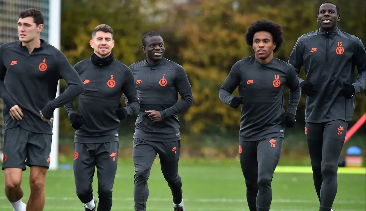 Para pemain Chelsea melakukan pemanasan saat mengikuti sesi latihan tim di Stoke D'Abernon, barat daya London (4/11/2019). Chelsea akan bertanding melawan wakil Belanda, Ajax Amsterdam pada Grup H Liga Champions di Stamford Bridge. (AFP Photo/Glyn Kirk)