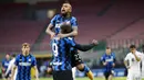 Striker Inter Milan, Romelu Lukaku, melakukan selebrasi bersama Arturo Vidal usai mencetak gol ke gawang Torino pada laga Liga Italia di Stadion Giuseppe Meazza, Minggu (22/11/2020). Inter Milan menang dengan skor 4-2. (AP/Antonio Calanni)