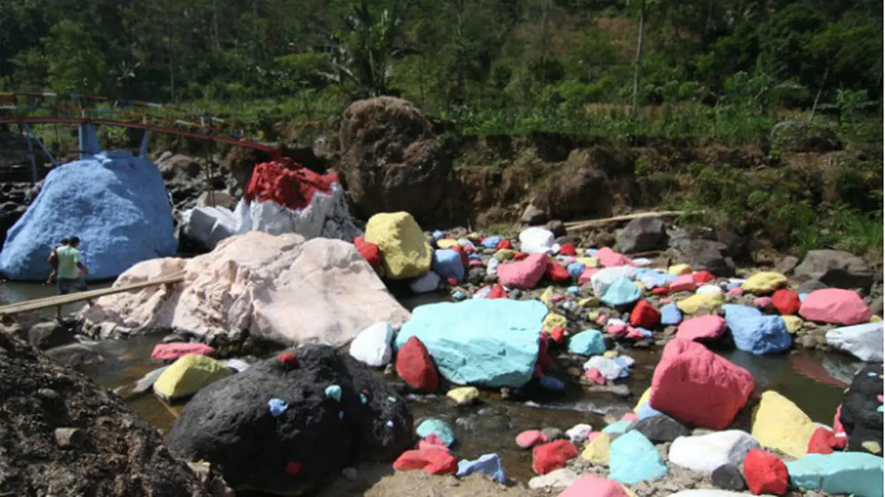 Ini Dia Penampakan Batu Warna-warni di Rahtawu