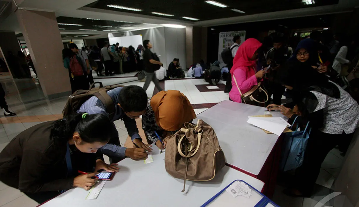 Calon pencari kerja saat mendaftar di acara Job Fair tersebut di Jakarta Spectacular Job Fair Istora Senayan, Jakarta, Selasa (6/1/2015). (Liputan6.com/Faizal Fanani)