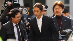 Penyanyi Korea Selatan, Jung Joon Young tiba untuk menjalani pemeriksaan di Kantor Polisi Metro Seoul, Kamis (14/3). Jung Joon Young dituduh melakukan rekaman  secara ilegal dan membagikannya di media sosial. (REUTERS/Kim Hong-Ji)