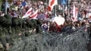 Pendukung oposisi Belarusia berunjuk rasa di Minsk, Belarusia, Minggu (30/8/2020). Puluhan ribu demonstran berkumpul untuk menuntut agar Presiden Belarusia Alexander Lukashenko mengundurkan diri. (AP Photo)