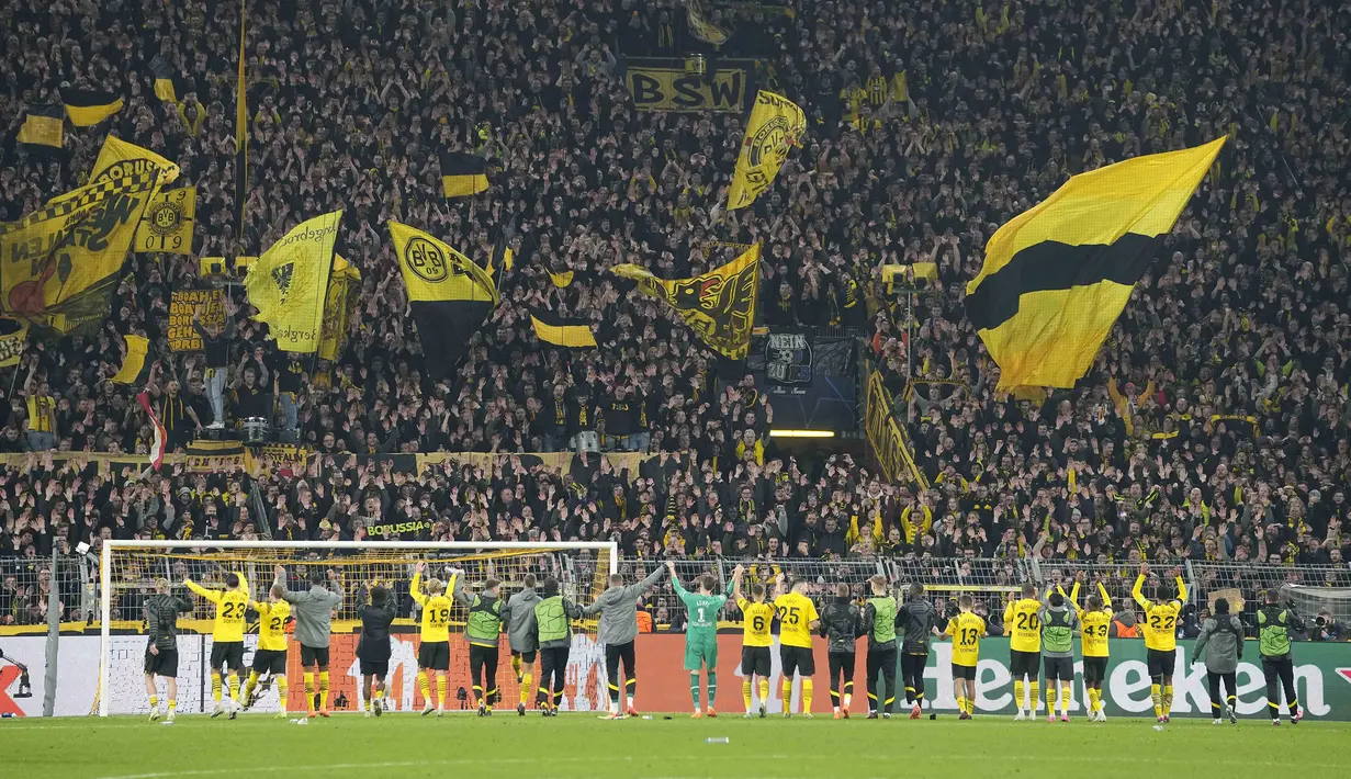 Selebrasi para pemain Borussia Dortmund setelah mengalahkan Chelsea dalam laga leg pertama babak 16 besar Liga Champions 2022/2023 di Signal Iduna Park, Dortmund, Kamis (16/2/2023) dini hari WIB. (AP Photo/Martin Meissner)