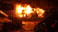 Kebakaran besar membakar hotel-kasino Grand Diamond City di Poipet pada 29 Desember 2022. Sebanyak 10 orang tewas dalam kebakaran di kasino-hotel Kamboja di perbatasan Thailand, dengan foto-foto yang menunjukkan kelompok-kelompok yang mati-matian berkerumun di tepian. sebagai api sengit mengelilingi mereka. (AFP/STR)