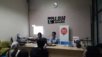 Lembaga Bantuan Hukum (LBH) Jakarta menggelar konferensi pers terkait permasalahan hukum yang terjadi pada korban aplikasi peminjaman online. Liputan6.com/Bawono Yadika