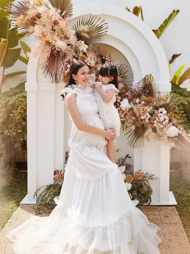 Jelang Melahirkan, Ini 7 Potret Maternity Shoot Alice Norin Bernuansa Bunga