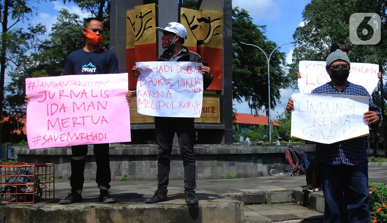 Jurnalis melakukan aksi solidaritas di kawasan Tugu Adipura, Kota Tangerang, Banten, Rabu (31/3/2021). Mereka menuntut pihak berwenang untuk mengusut tuntas oknum pelaku kekerasan terhadap wartawan Tempo, Nurhadi dan kasus kekerasan terhadap wartawan lainnya. (Liputan6.com/Angga Yuniar)